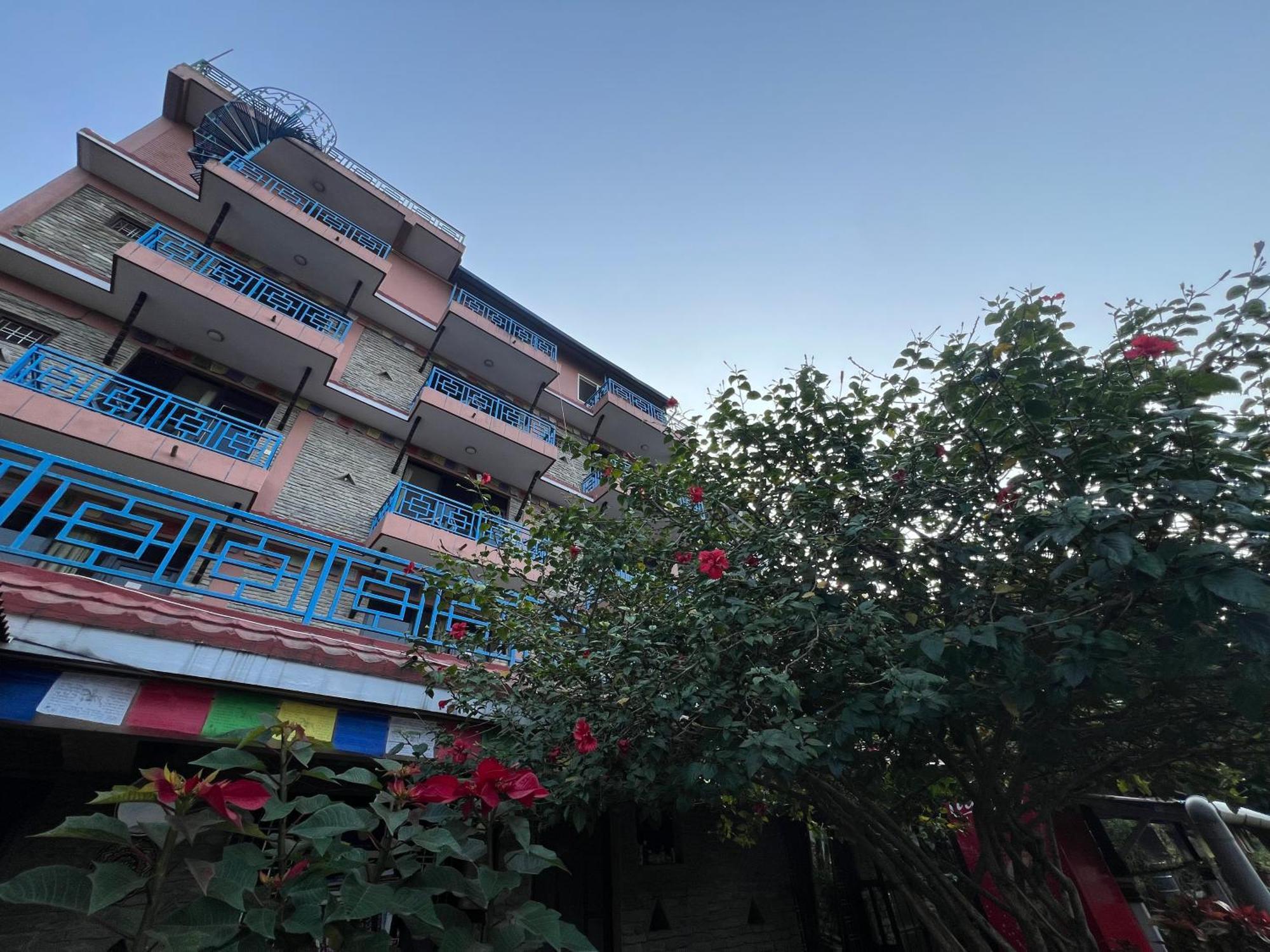 Little Pilgrim Family Lodge Pokhara Bagian luar foto